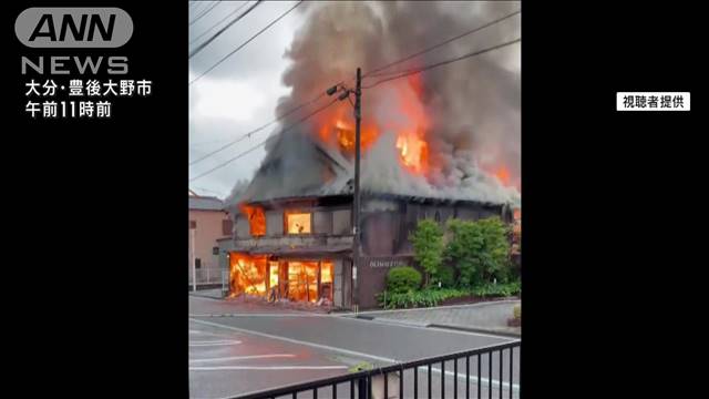 火災で住宅が“崩れ落ちる”瞬間　住人と連絡取れず