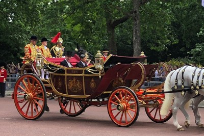 両陛下、ロンドンで馬車パレード　市民「気品がある」「優雅」