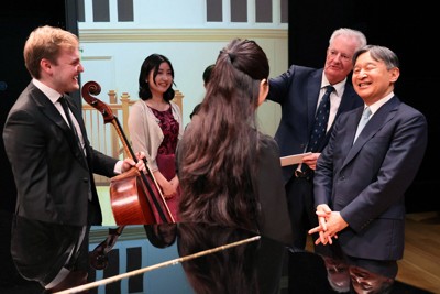 天皇陛下が王立音楽大を見学　金融街主催の晩さん会にも出席