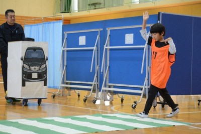 児童が手挙げ左右確認すると…運転者への心理的効果、実証事業で確認