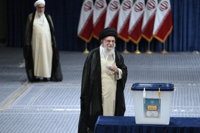 イラン大統領選、改革派と保守強硬派の決選投票へ　投票率が勝敗握る