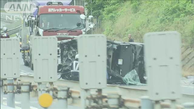 軽乗用車横転で20代女性意識不明　中国道が一時通行止め