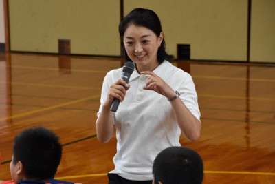 岩崎恭子さん、小学校で水泳指導　おぼれかけた時の対処法伝える