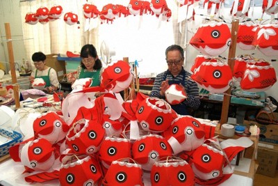 目がキラキラ輝くよ　祭りを前に金魚ちょうちん作り最盛期　山口