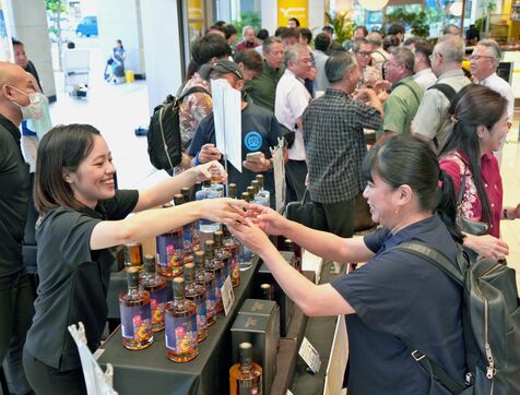 ライスウイスキーで乾杯　米の甘みと樽の香りが特徴　那覇市タイムスビル、7月6日まで