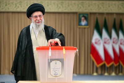 イラン大統領選　改革派政権が誕生　最大の難問は最高指導者の後継か