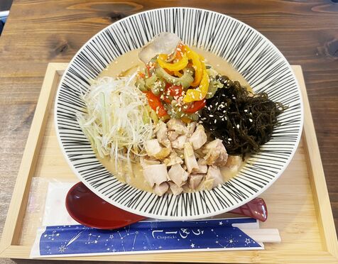 広がるゴマの風味、後からすっぱさと辛み　泡盛かす原料の冷やし担々麺開発　うるま市のラーメン店「美ら門扇」