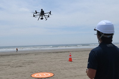 空から見守る海水浴　パトロールにドローン導入　千葉・山武