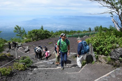 富士山、静岡県側も山開き　2万7000人が事前登録