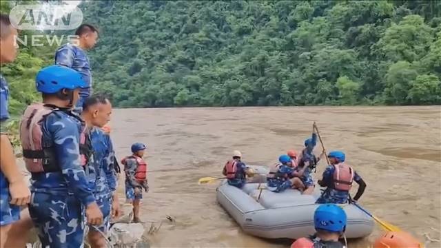 ネパールで土砂崩れ　バスが川に転落し60人超不明