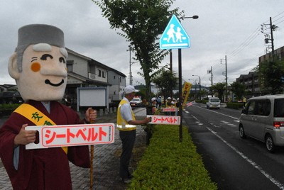 「芭蕉」も交通安全呼びかけ　俳句に合わせ反射材配布　三重・伊賀