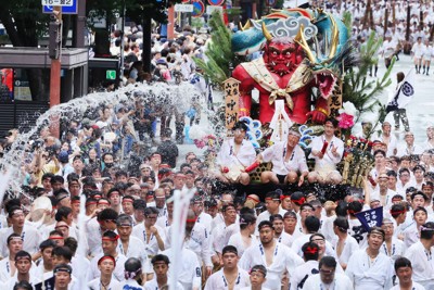 舁き山笠が博多地区から福岡地区へ　13日、博多祇園「集団山笠見せ」