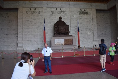 台北観光名所・蔣介石像前の儀仗兵交代式終了　「独裁」批判高まり