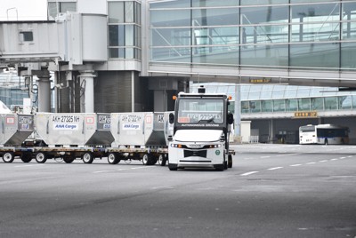 自動運転トラクター、羽田空港で試験運用　2025年中に実用化へ