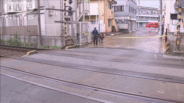 踏切近くの道路から水があふれ出し一時騒然　水道管が破裂か　千葉・中央区