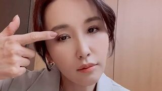 【鈴木紗理奈さん】　「どんどん右目が垂れ下がって」　眼瞼下垂を公表