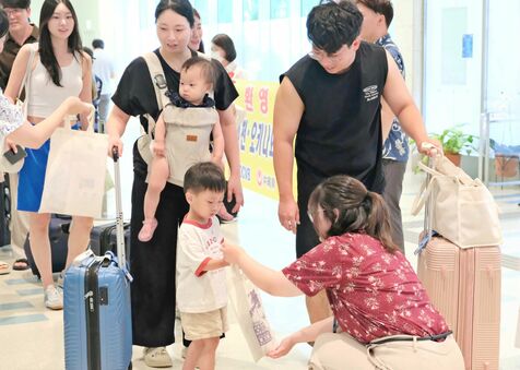 韓国のLCC・イースター航空、仁川ー那覇線を4年ぶり再開　那覇空港で観光客を歓迎