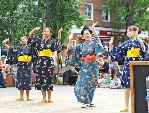 かじゃでぃ風を舞い「ロンドンだと忘れるくらい沖縄感じた」　市場内で「沖縄デー」　三線に合わせカチャーシーも