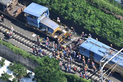 東海道新幹線、保守車両が衝突脱線　全面再開の見通し立たず