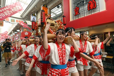 天神祭盛り上げる「ギャルみこし」　大阪の商店街練り歩く