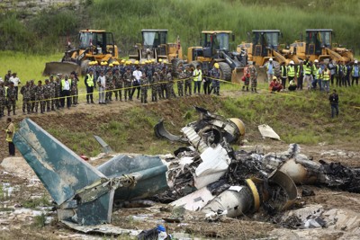 ネパールで小型旅客機墜落　18人死亡　離陸失敗で機体炎上か