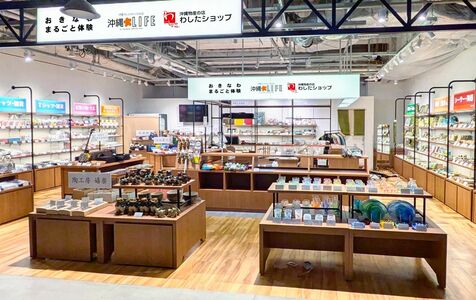 JR大阪駅前に沖縄の工芸品がずらり800点！　ウージ染め・びんがた・観光客に人気のTシャツも　隣はわしたショップ