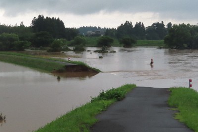 秋田、山形で記録的大雨　石沢川の堤防決壊　田んぼに濁水流出