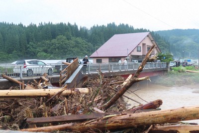 「今、必要なのはとにかく水」　大雨で住宅に泥、断水も　秋田