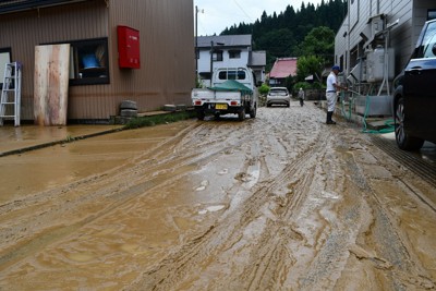 大雨被災地「早く復旧して」　車内クーラーで猛暑しのぐ　山形