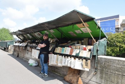 セーヌ川名物の露天古書店「ブキニスト」　立ち退きは免れたが…