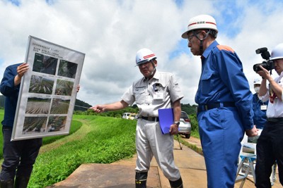 秋田知事、大雨で堤防決壊の石沢川視察　「スピーディーに進めたい」