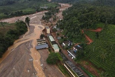 インドの土砂崩れ、151人死亡　行方不明者も　3000人が避難