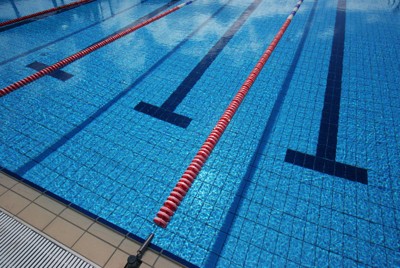 プールまで裸足で往復、中学生21人やけど　水泳授業遅刻で教諭指示
