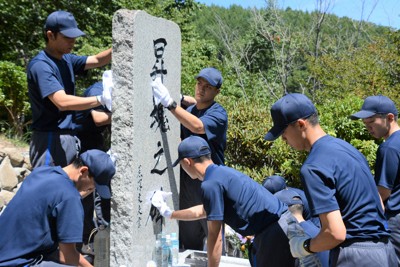 群馬県警察学校の初任科生が慰霊碑清掃　日航機墜落39年を前に