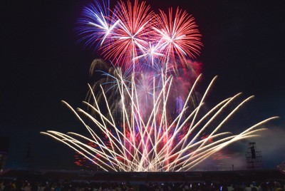 北九州の夜空彩る1.4万発　わっしょい前夜祭　花火と音楽競演