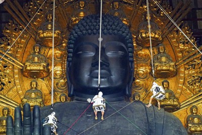 奈良・東大寺の大仏お身拭い　1年間の汚れ落とし「気持ち清らかに」