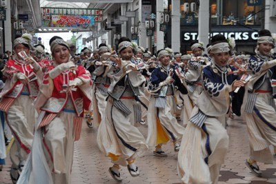 高知よさこい祭り開催、踊り子1万7000人　地震影響で辞退も