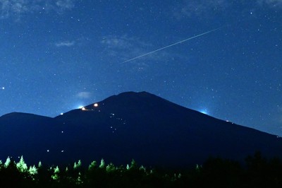 ペルセウス座流星群が極大　富士山上空でも　ピークは13日夜明け前