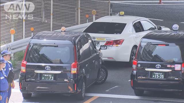 JR上野駅前でタクシー同士の事故 信号待ちに追突か 6人けが