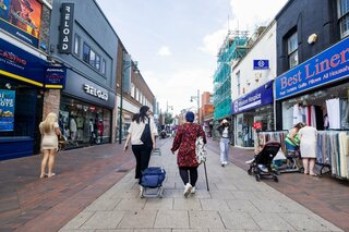 英インフレは加速の見通し、英中銀の追加利下げ判断はより慎重に