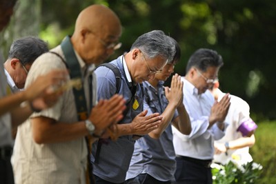 「少しでも供養に」　千鳥ケ淵戦没者墓苑に多くの参拝者　終戦の日