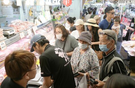 「先祖のためにごちそうを」 旧盆準備、那覇市の第一牧志公設市場にぎわう　きょう8月16日はウンケーの日