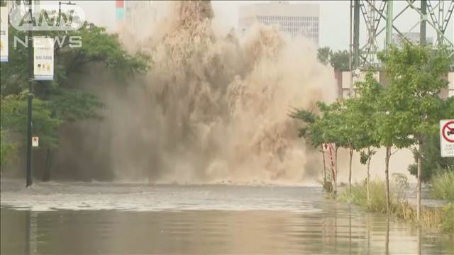 突然、道路に10mの「水の壁」　カナダで住宅100軒が浸水