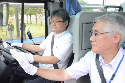 聴覚障害の男性、夢のバス運転手に　北海道内初、人材不足の救世主