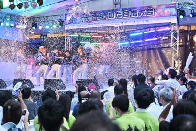 新宿でサラリーマンの祭典　「会社対抗のど自慢大会」始まる