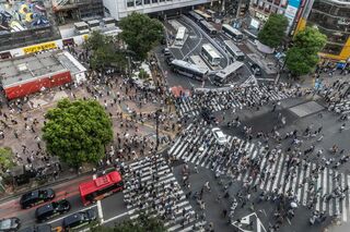 債券は下落転換、あすの日銀総裁発言に警戒感－流動性供給入札見極め