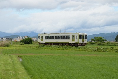 豪雨で運休の米坂線、復旧手つかず　JR東と自治体の議論は平行線/上