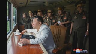 北朝鮮・金正恩総書記がロケット砲の試験射撃を視察　米韓合同軍事演習への対抗か