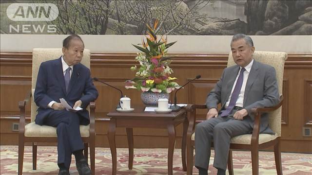 日中友好議連の二階会長ら中国・王毅外相と会談　領空侵犯など議論