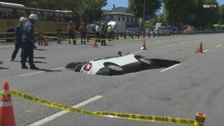 韓国・ソウル中心部で道路が突然陥没し穴あく　乗用車1台が落下し70代女性が心肺停止で搬送